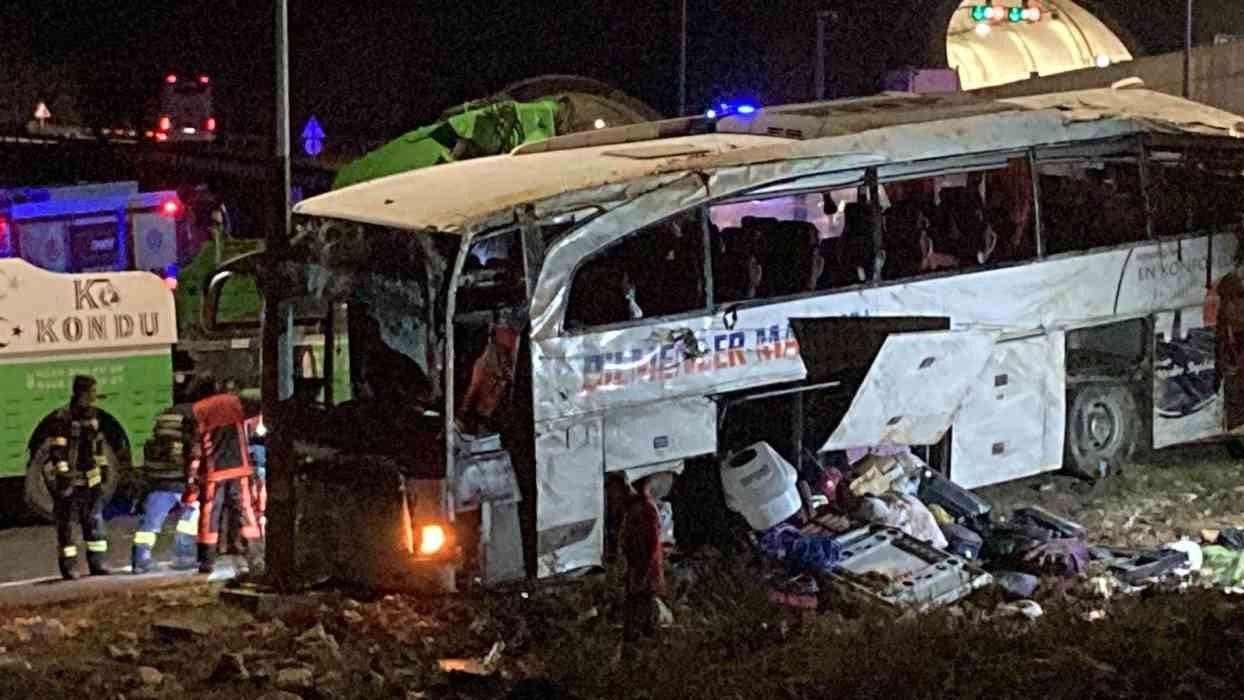 Katliam gibi kaza! Mersin'de yolcu otobüsü devrildi: Çok sayıda ölü ve yaralı var
