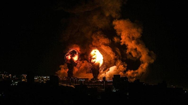 Kassam Tugaylarından İsrail'e misilleme! Refah'ta 5 askeri aracı vurdular Kassam Tugayları, 1 üyesinin işgalci İsrail'in saldırısında hayatını  kaybettiğini açıkladı