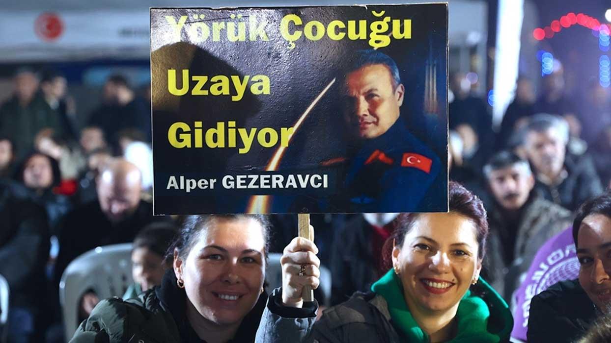 Türkiye'nin ilk astronotu Gezeravcı'nın hemşehrileri, uzay yolculuğunu dev ekranlardan takip etti