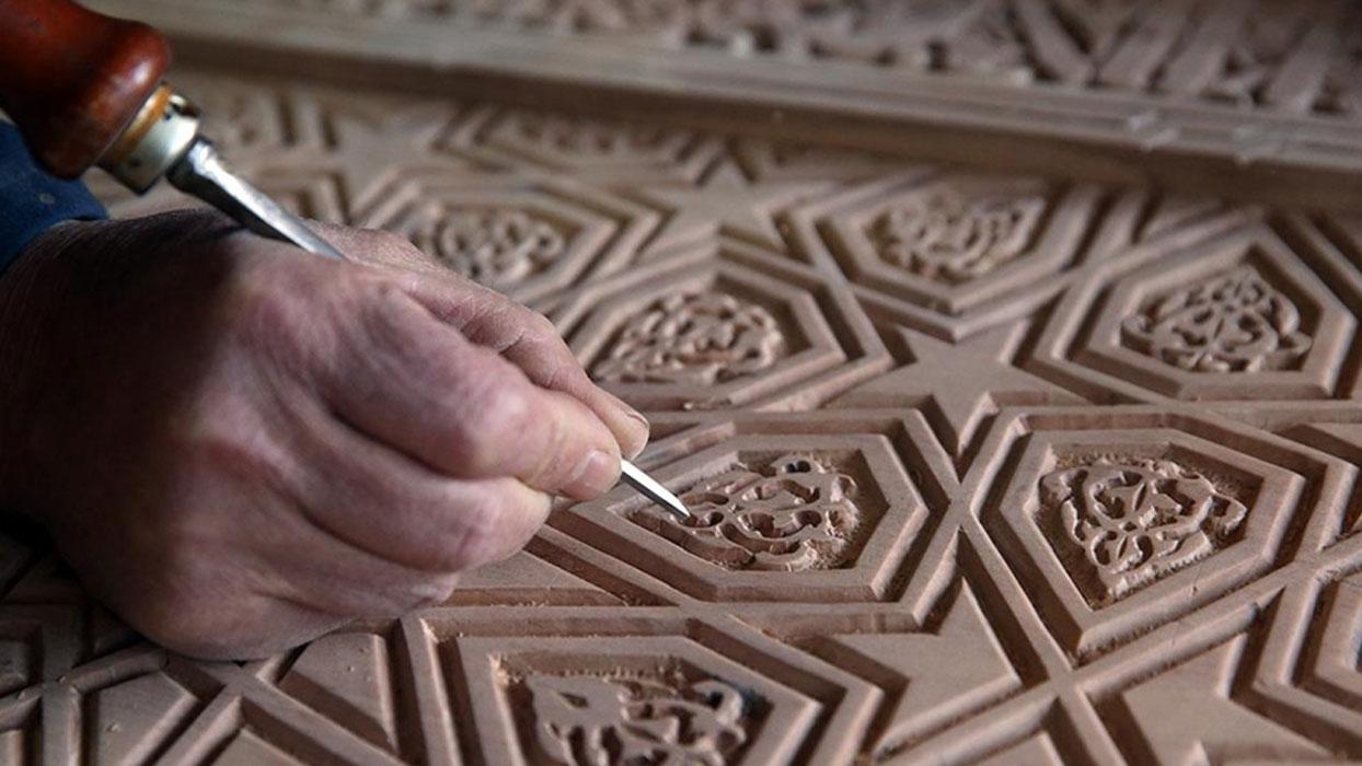 El Hamra Sarayı ile Ulu Cami motifleri aynı panoda bir araya geldi