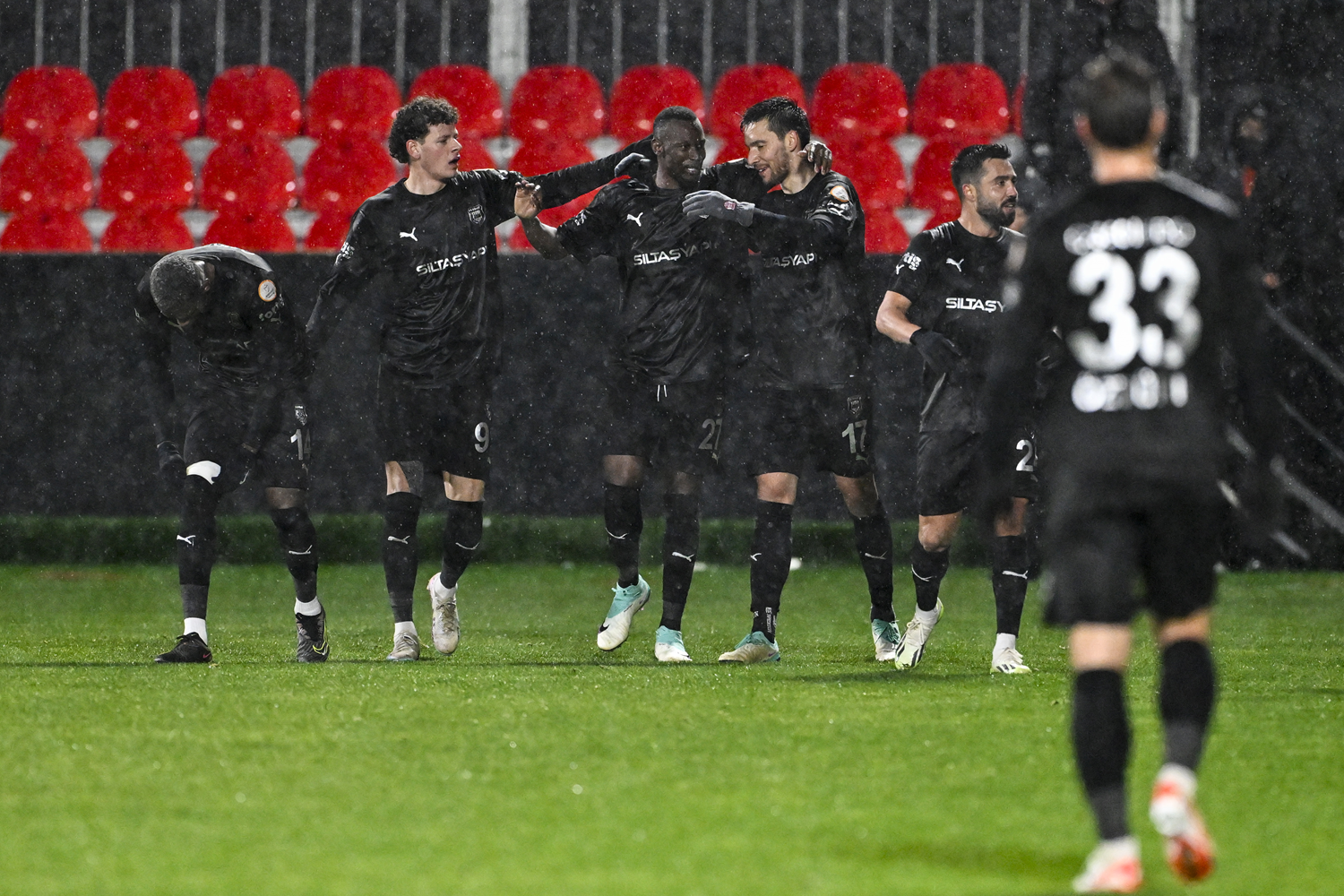 Pendikspor Beşiktaş'ı 4 golle geçti