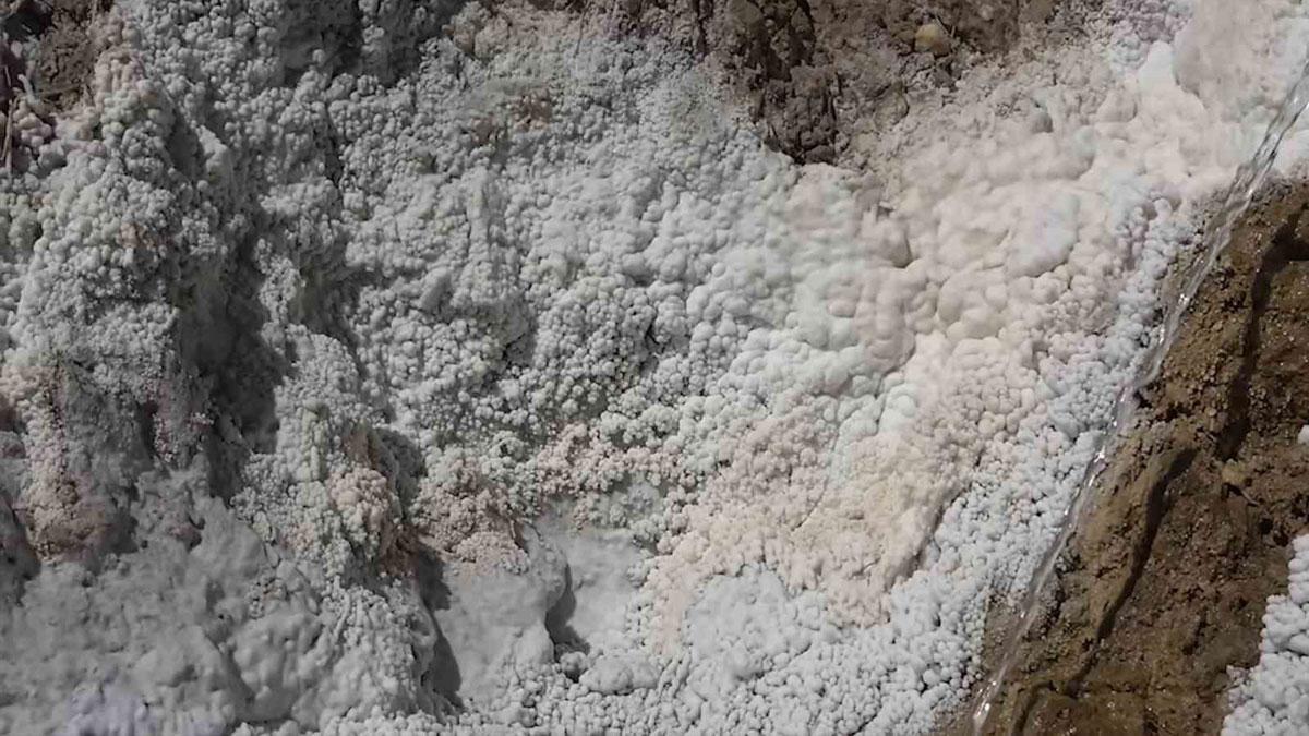Tamamen doğal üretim: Kırmızı topraktaki mineralleri toplayarak bin 300 metreden çıkıyor