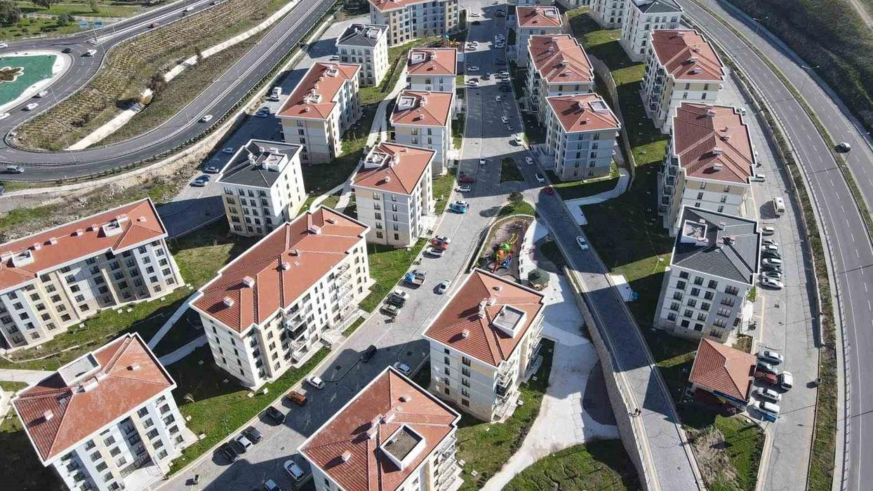 Bayraklı'da TOKİ konutlarının çevre düzenlemesi tamam