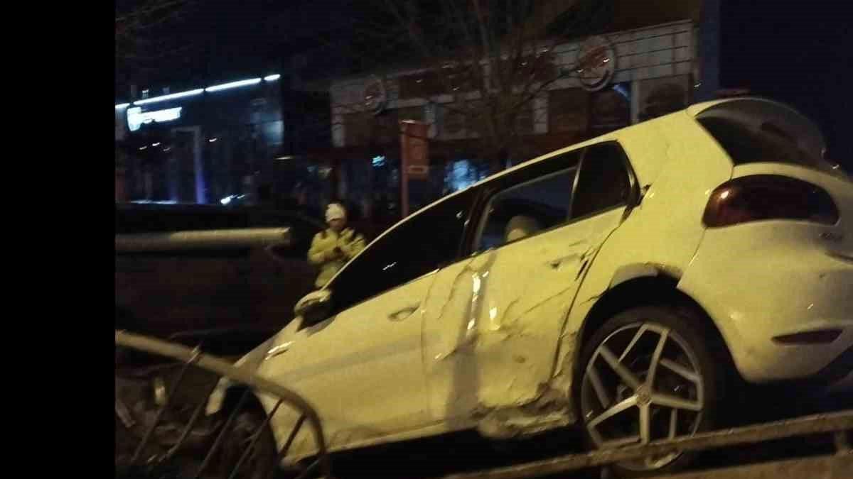 Kartal'da polisten kaçan araç sürücüsü yol kenarındaki otoparka uçtu
