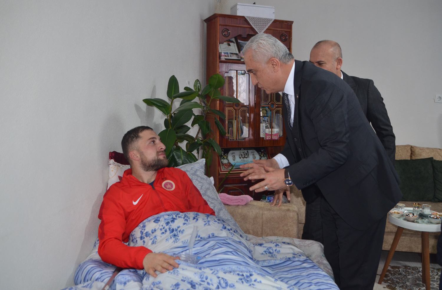 Muş Valisi Çakır, Pençe-Kilit Harekatı bölgesinde yaralanan askerleri evlerinde ziyaret etti