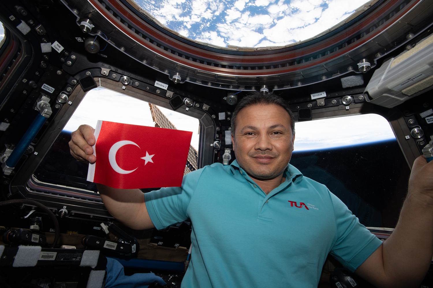 Türkiye için yol açıldı! İlk Türk astronot Gezeravcı cevapladı: 1 dakikada batıdan doğuya gidiyor