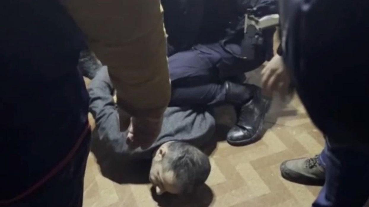 Bilecik'te 31 yıl hapis cezası bulunan cezaevi firarisi gizli bölmede yakalandı