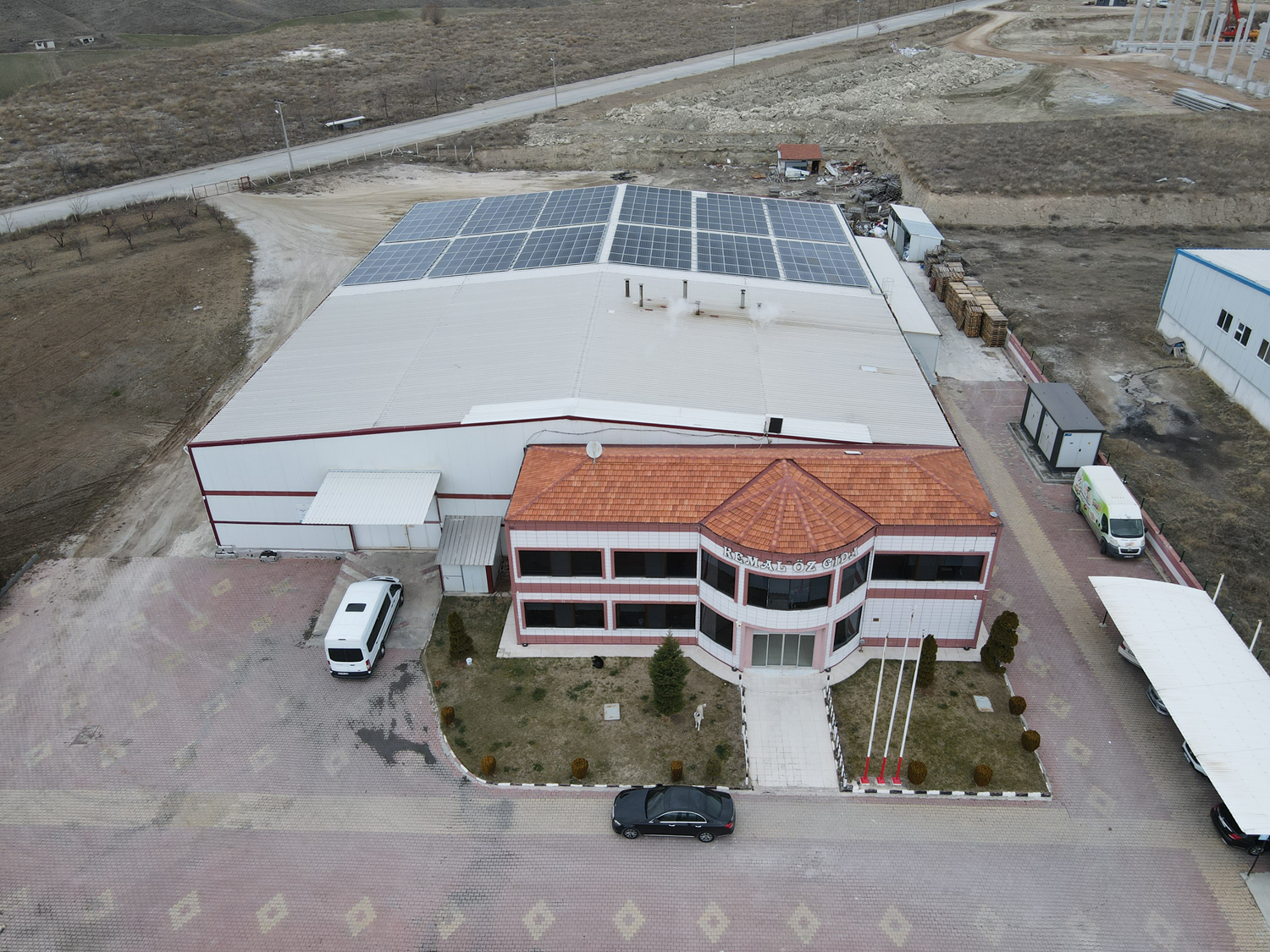 Çatısı güneş enerjisi santraline dönüştürülen fabrika elektrik faturasını düşürdü