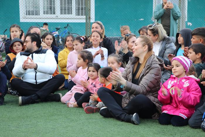 Ünlüler depremzedelere moral için konteyner kentleri ziyaret etti