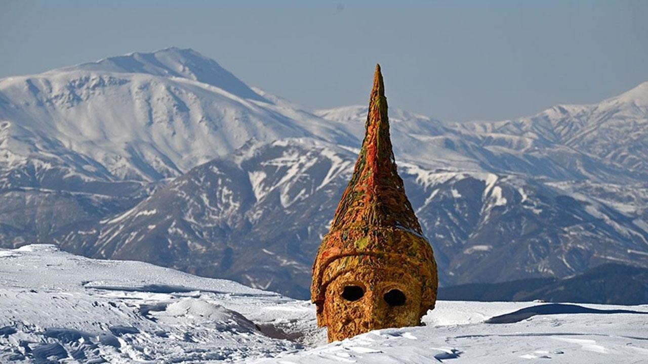 Nemrut Dağı'nın dev heykelleri kışın da ziyaretçilerini ağırlıyor