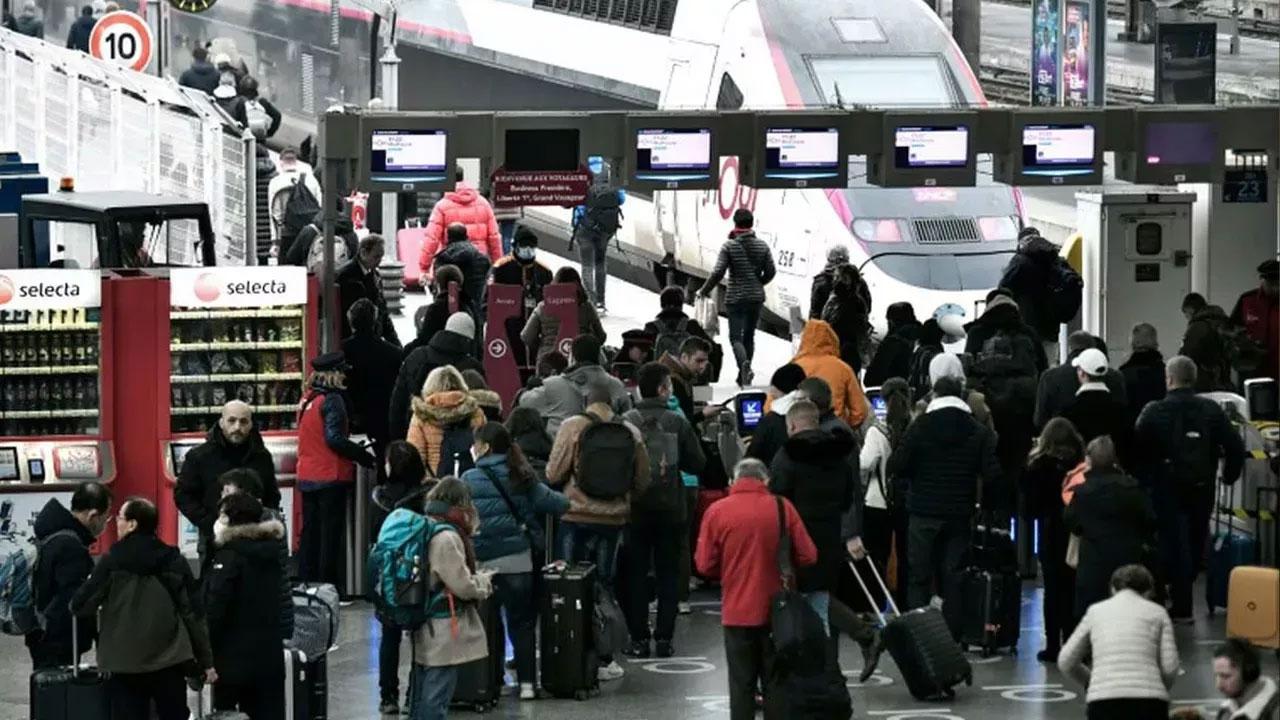 Paris'te tren istasyonunda bıçaklı saldırı