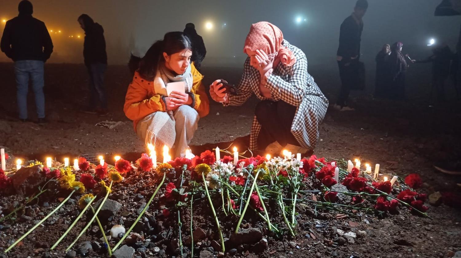 Türkiye deprem şehitlerini anıyor: Asrın felaketinden asrın dayanışmasına