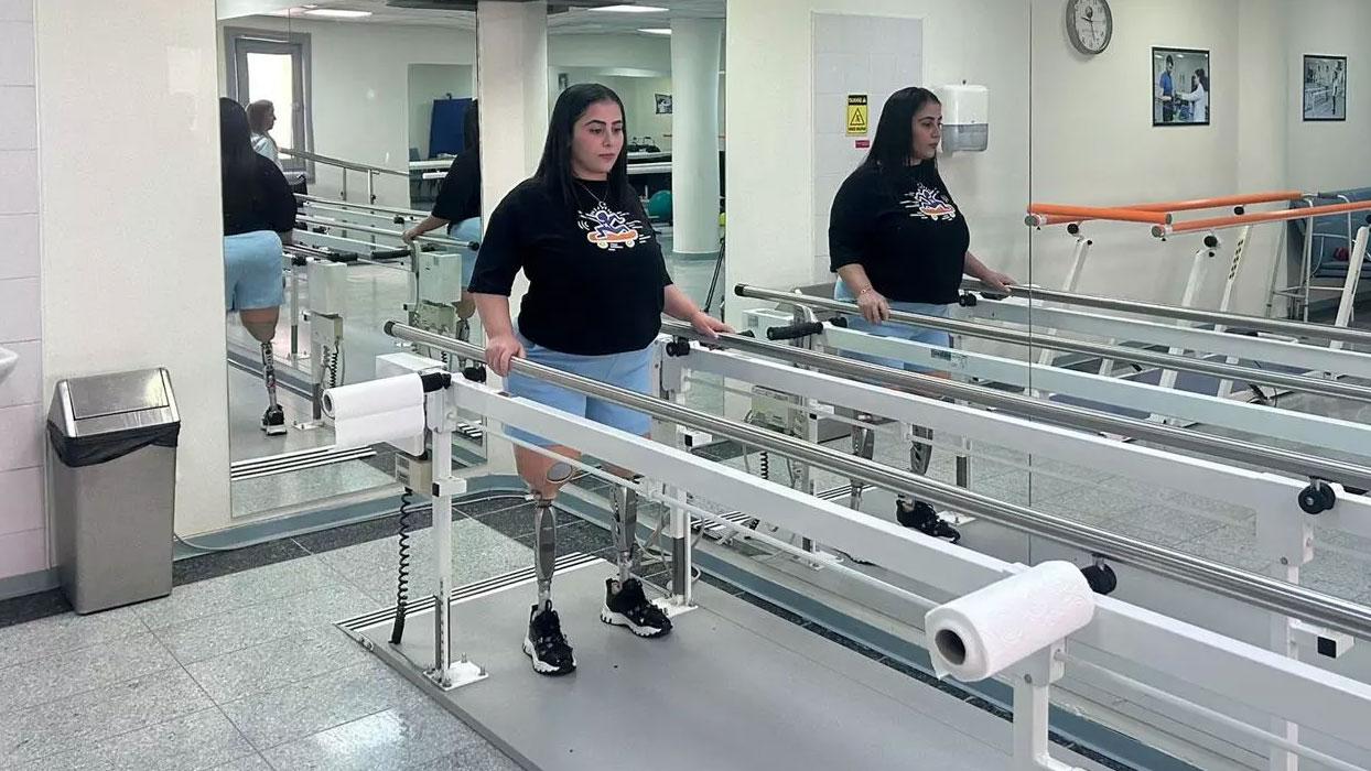 Depremde 2 kızını kaybeden anne, protez bacak ile yeniden ayağa kalktı
