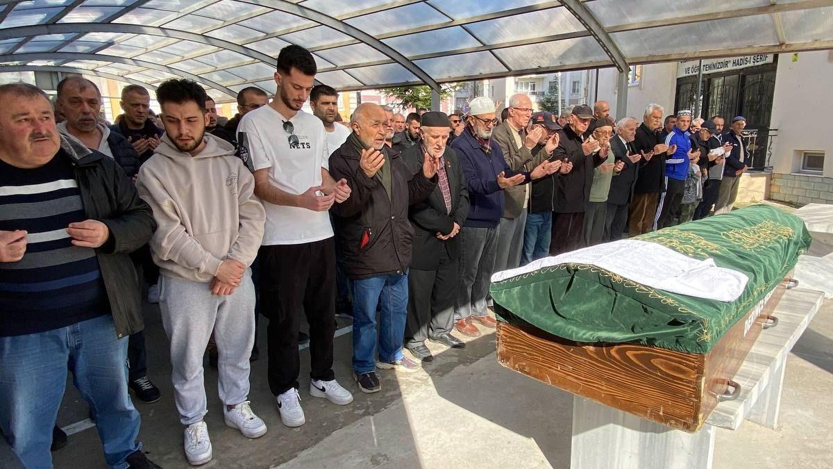 Çocuğunu almak için geldiği okulda öldürülen baba son yolculuğuna uğurlandı
