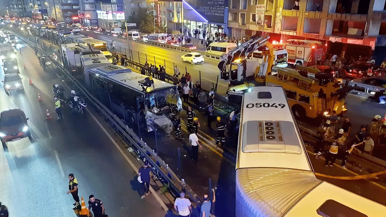 Beylikdüzü'nde metrobüs kazası: 1 sürücü yaralı