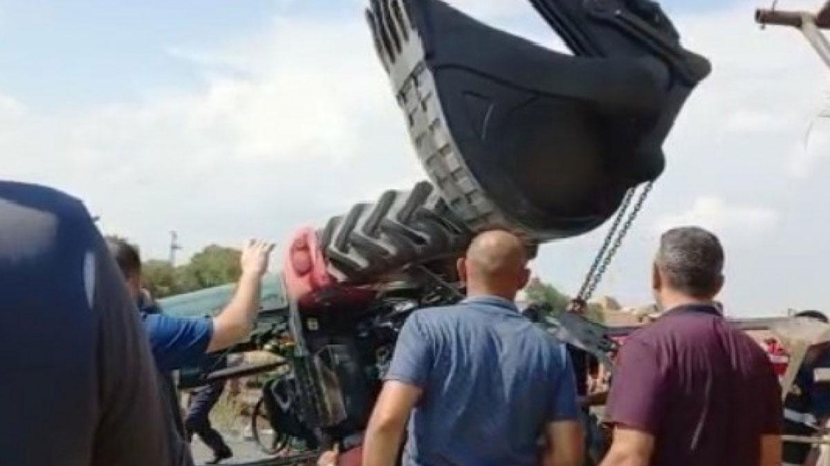 Kars'ta devrilen traktörün altında kalan sürücü öldü