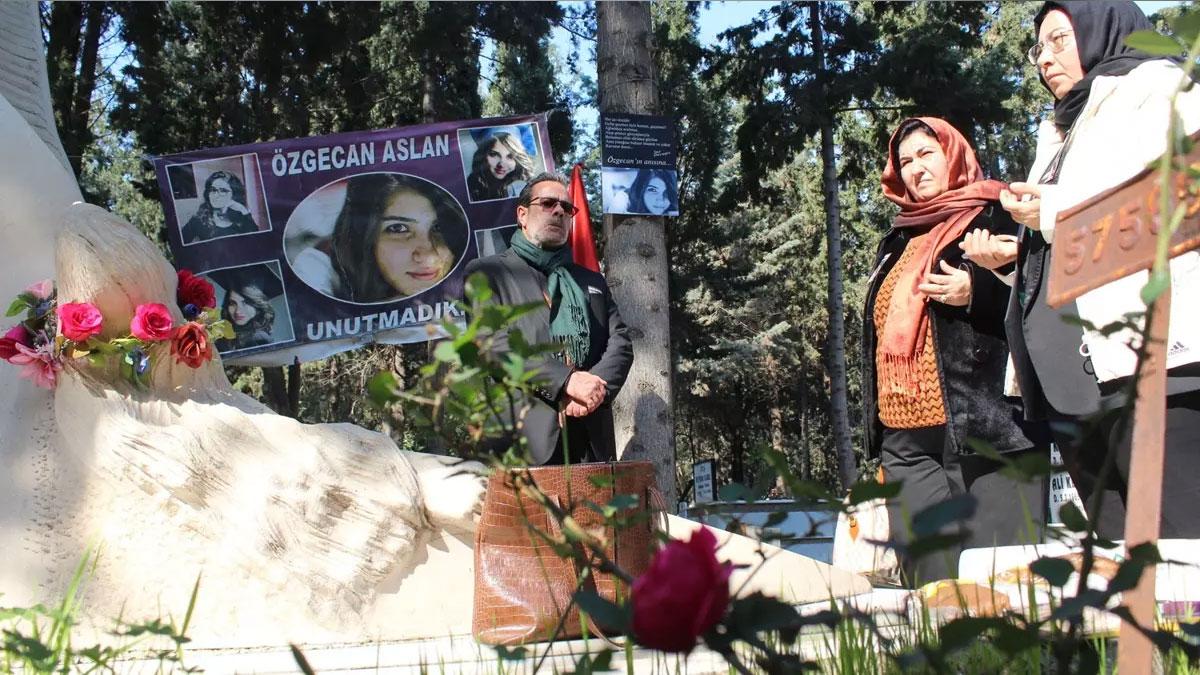 Ölümünün ardından 9 yıl... Özgecan Aslan mezarı başında ziyaret edildi