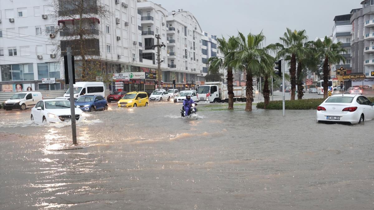 Antalya'da 3 ilçede yarın da okullar tatil