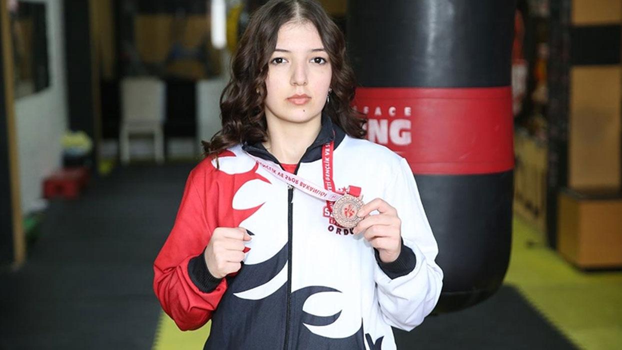 Kick boksçu Beril Özgül, madalya kazanınca baygınlık geçirdiği anı anlattı: Çok şükür sağlığımda bir problemim yok