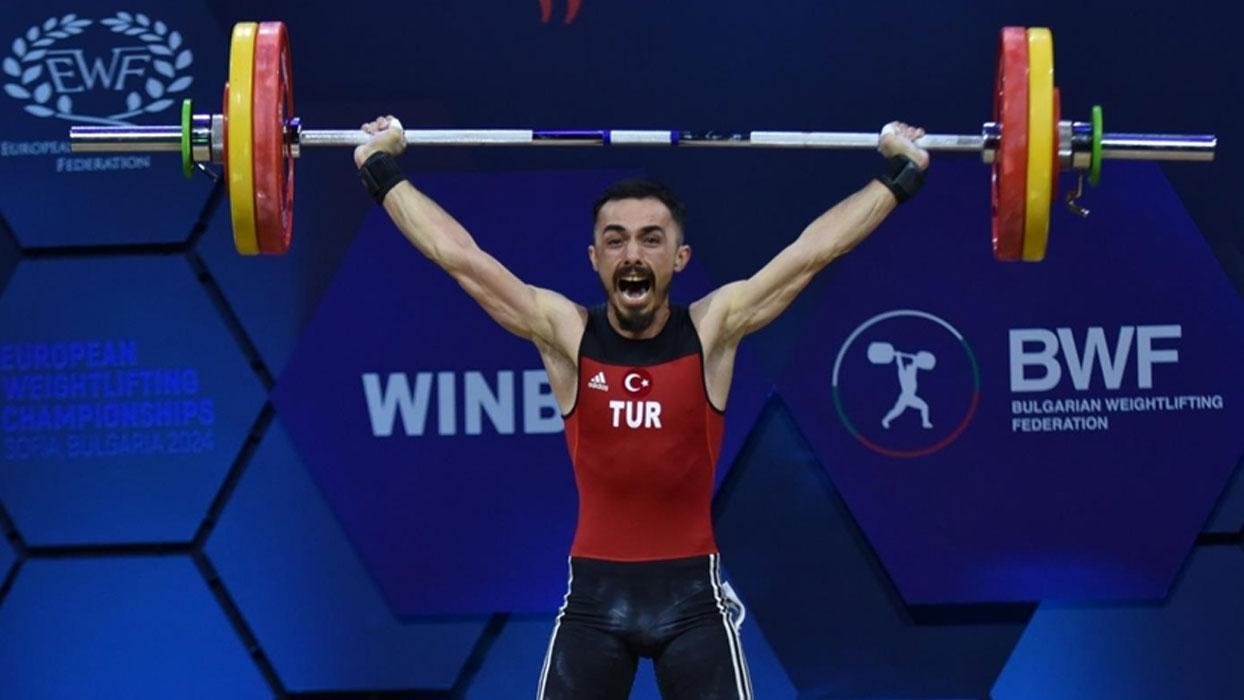 Milli halterci Muammer Şahin'den Avrupa Şampiyonası'nda altın madalya