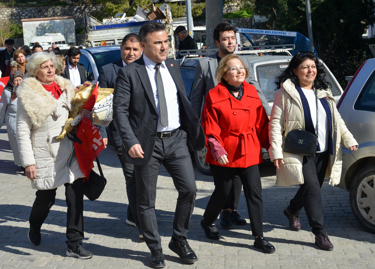 Adaylıktan böyle el çektirmişler! Özgür Özel'den Nurşen Balcı'ya iki teklif