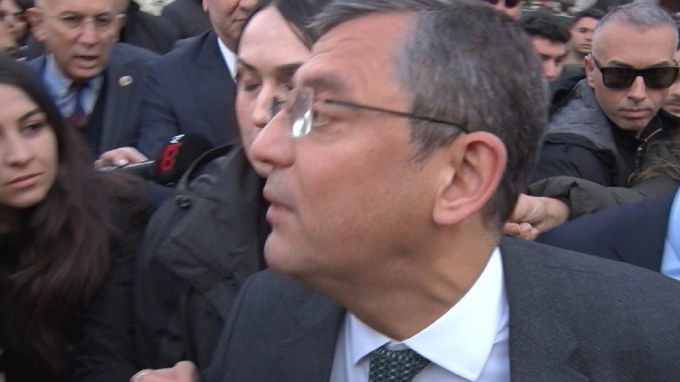 Özgür Özel'in korumalarından gazetecilere kötü muamele