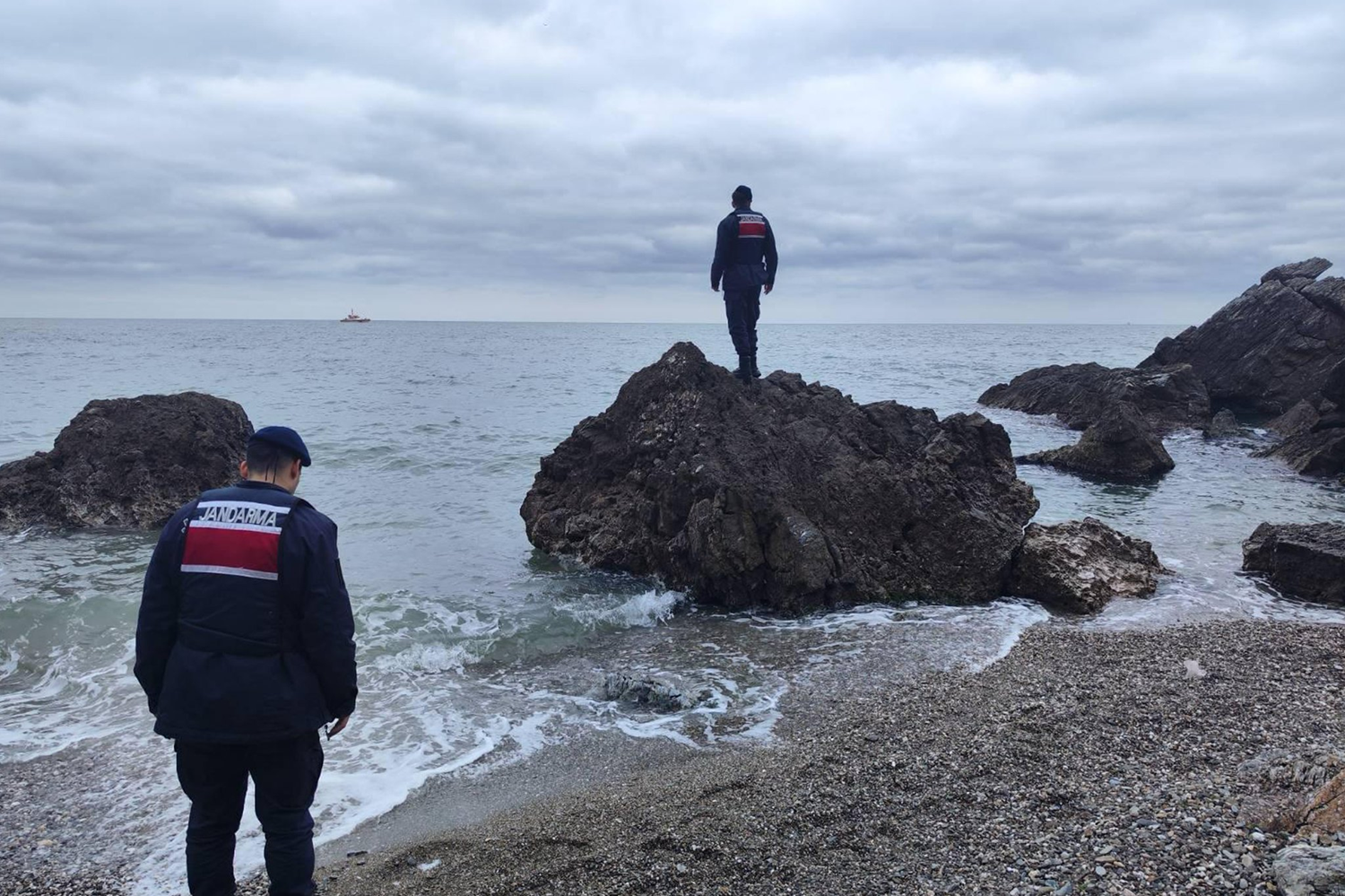 Marmara Denizi'nde batan geminin mürettebatını arama çalışmaları 4. gününde sürüyor