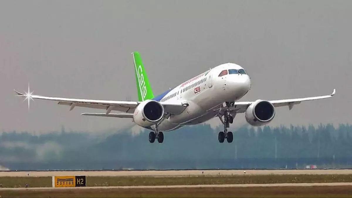 Çin'in yerli üretim yolcu uçağı C919, Singapur Havacılık Fuarı'nda tanıtıldı