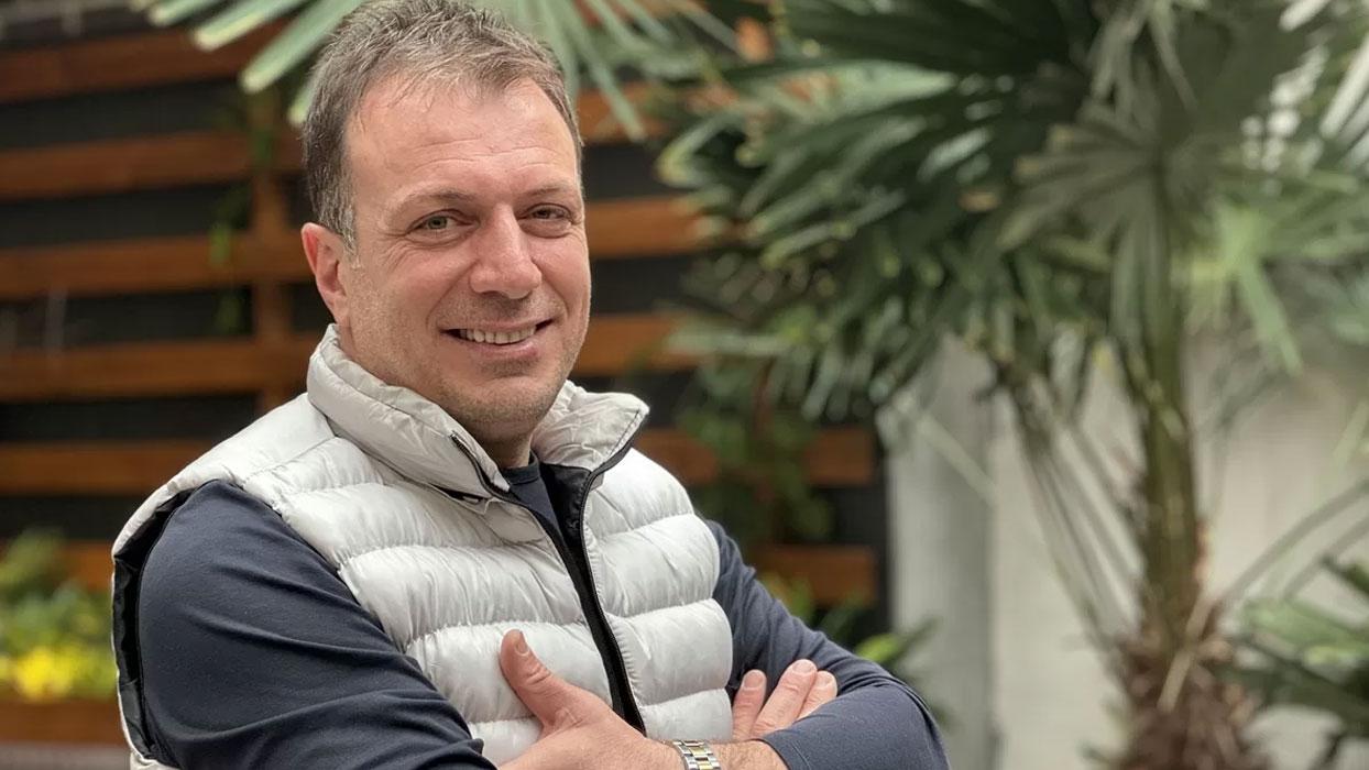 Sanatçı Onay Şahin: İki diplomayı duvara astım sevdiğim işi yapmaya devam ettim