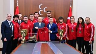 Devlet Bahçeli, TGF Başkanı Şeref Eroğlu'nu ve güreş milli takımını kabul etti 