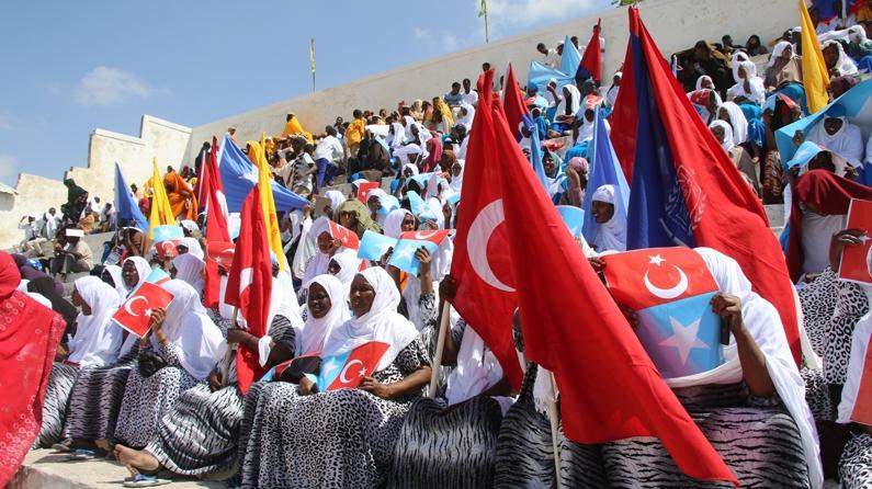 Türkiye ile imzalanan anlaşmaya destek gösterisinde konuştu: Türkiye, Somali halkının yaşadığı sorunları hissetmektedir