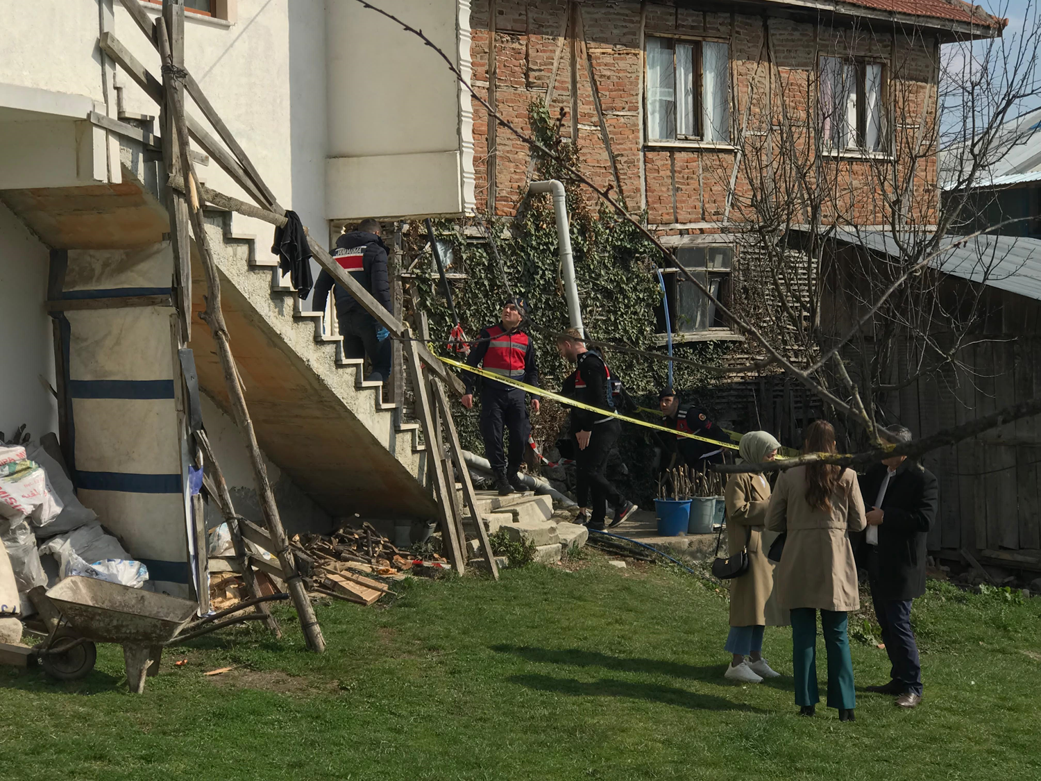 Sakarya'da boşanma aşamasındaki karısını silahla öldüren kişi intihar etti