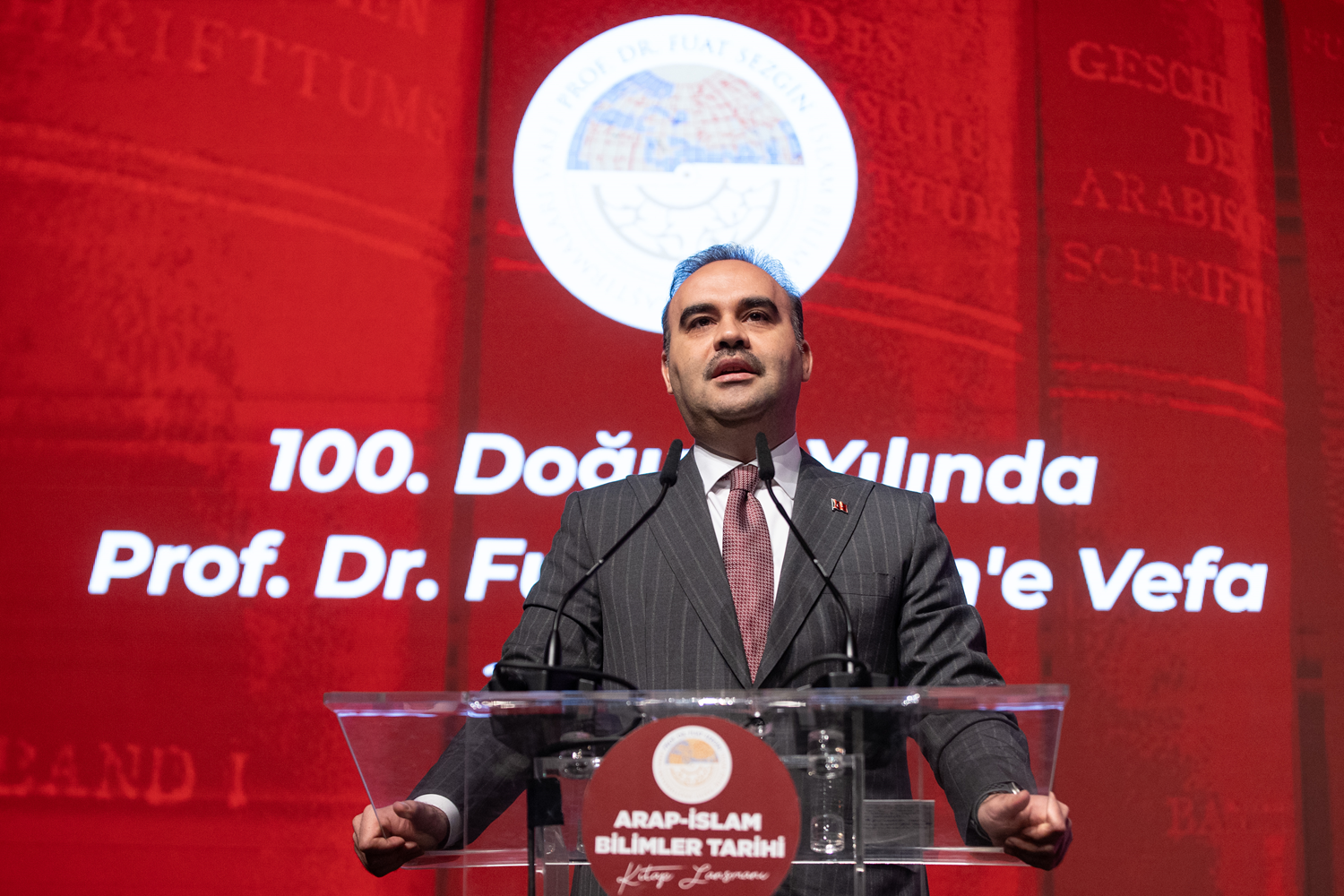 Bakan Kacır, "Arap-İslam Bilimler Tarihi" kitabının tanıtım etkinliğinde konuştu