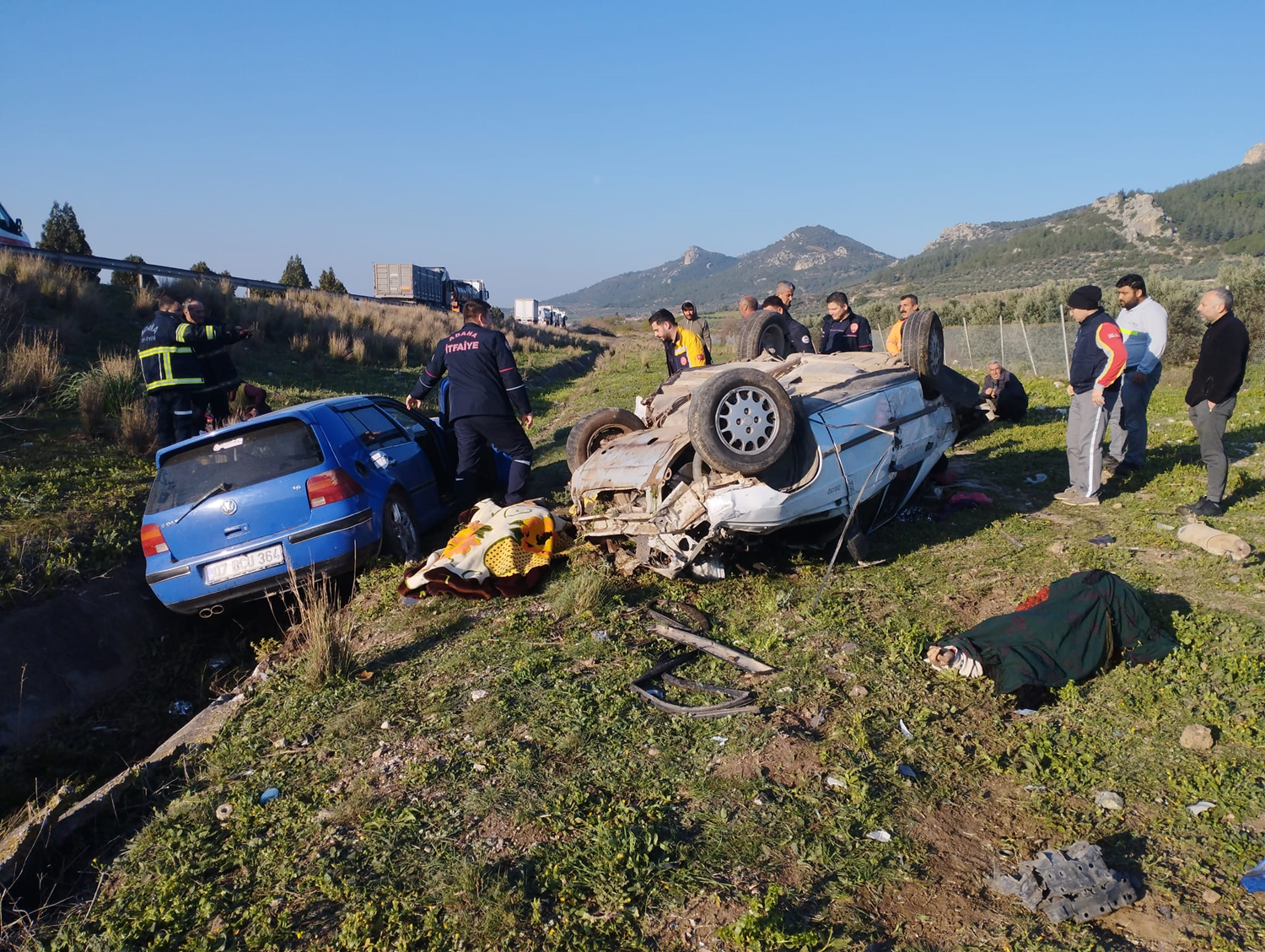 Adana'da iki otomobilin çarpıştığı kazada 2 kişi öldü, 4 kişi yaralandı