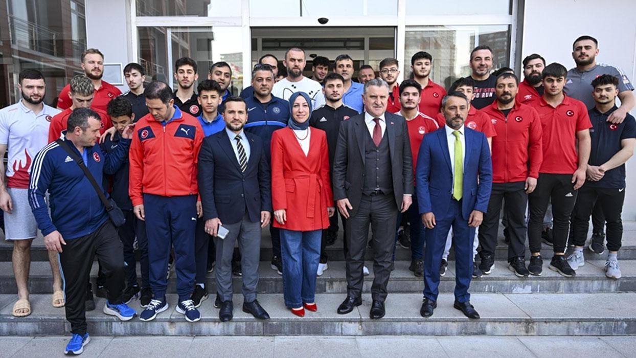 Gençlik ve Spor Bakanı Osman Aşkın Bak, Ankara'da sporcularla bir araya geldi