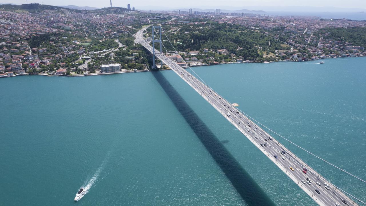 İstanbul Boğazı'nda yat yarışları nedeniyle durdurulan gemi trafiği normale döndü
