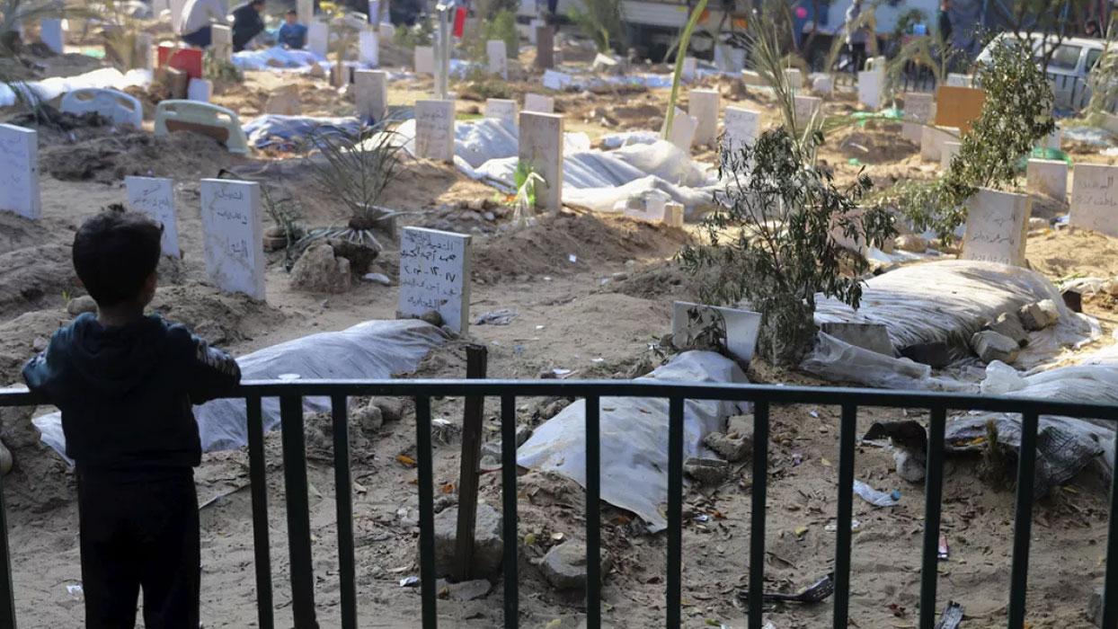 İsrail Gazze'de yüzlerce Filistinlinin toplu defnedildiği mezarlığı bombaladı