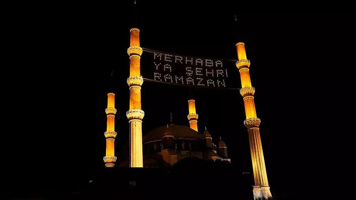 "Mahyalar" camilere asılmaya başlandı