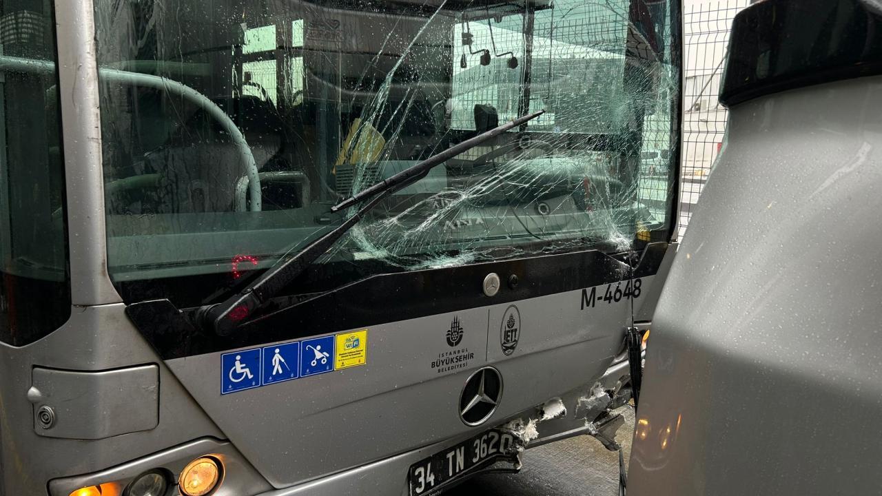 Beylikdüzü'nde korkunç kaza! İki metrobüs çarpıştı