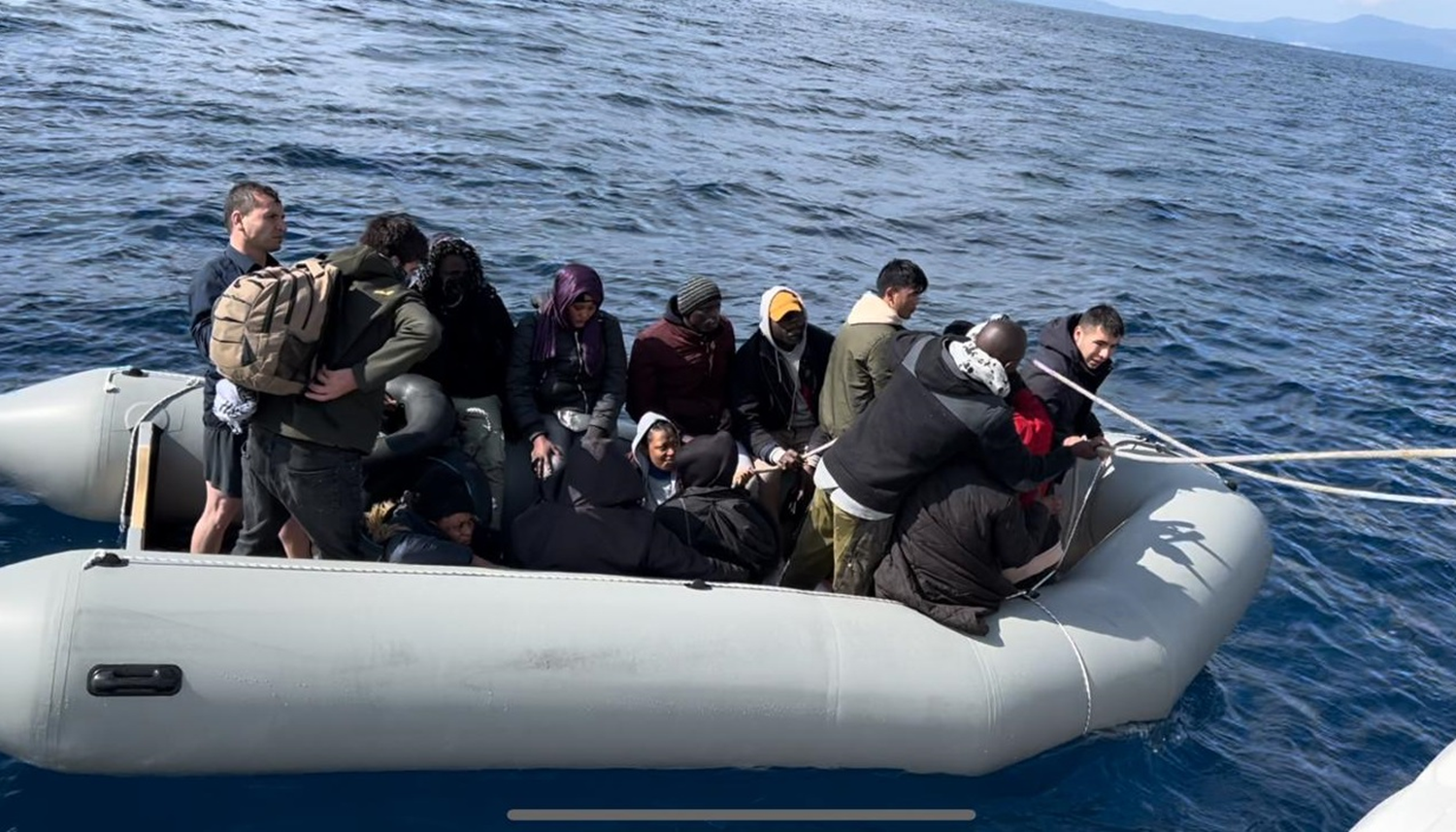 İzmir açıklarında 41 düzensiz göçmen kurtarıldı, 30 göçmen yakalandı