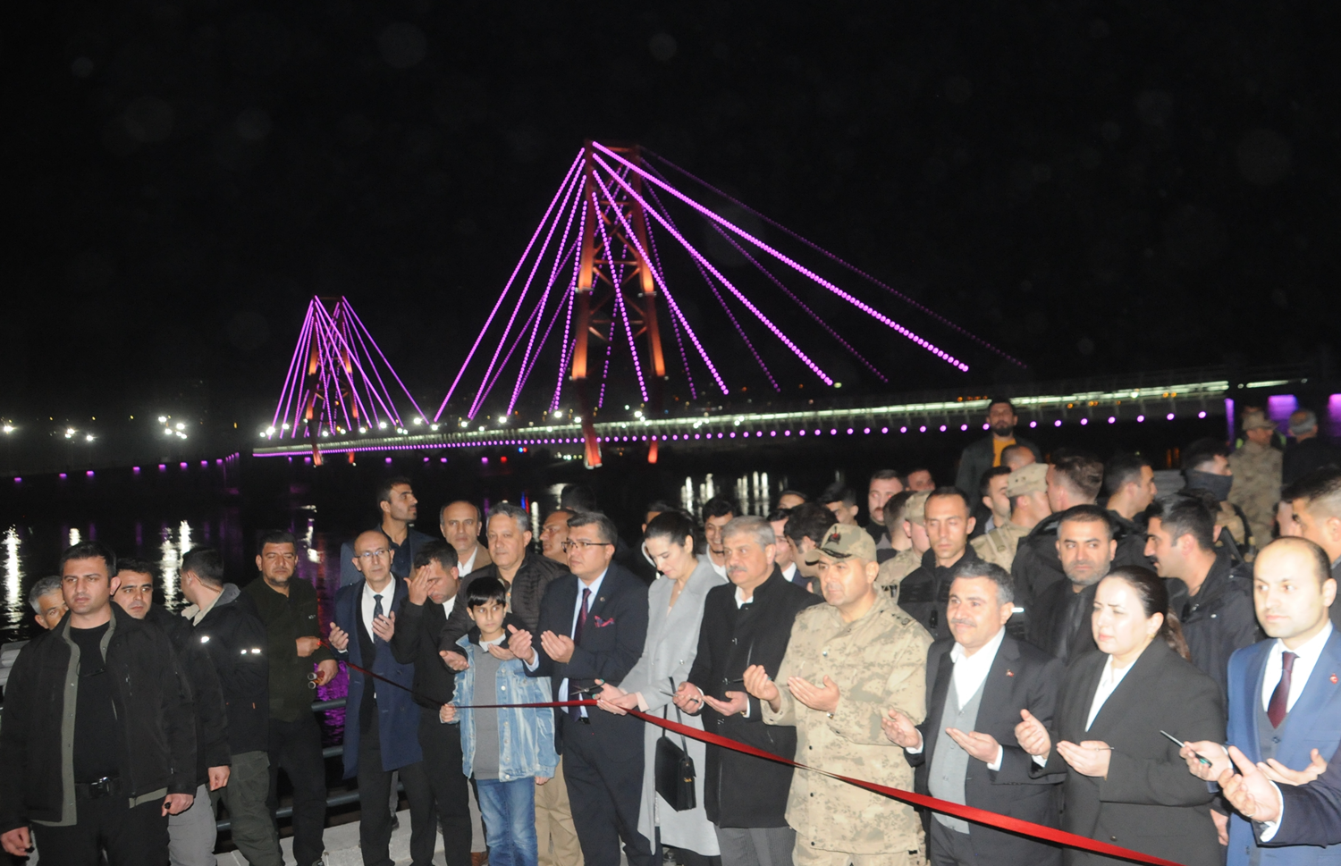 Şırnak'ta yapımı tamamlanan köprü büyük bir coşkuyla açıldı!