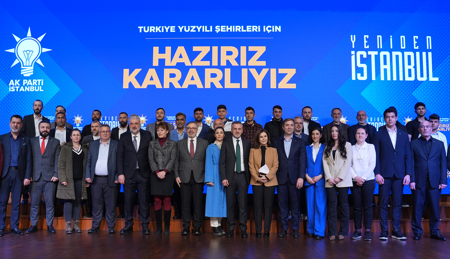 İstanbul'da siyasi partilerden AK Parti'ye katılan 1000 üyeye rozet takıldı