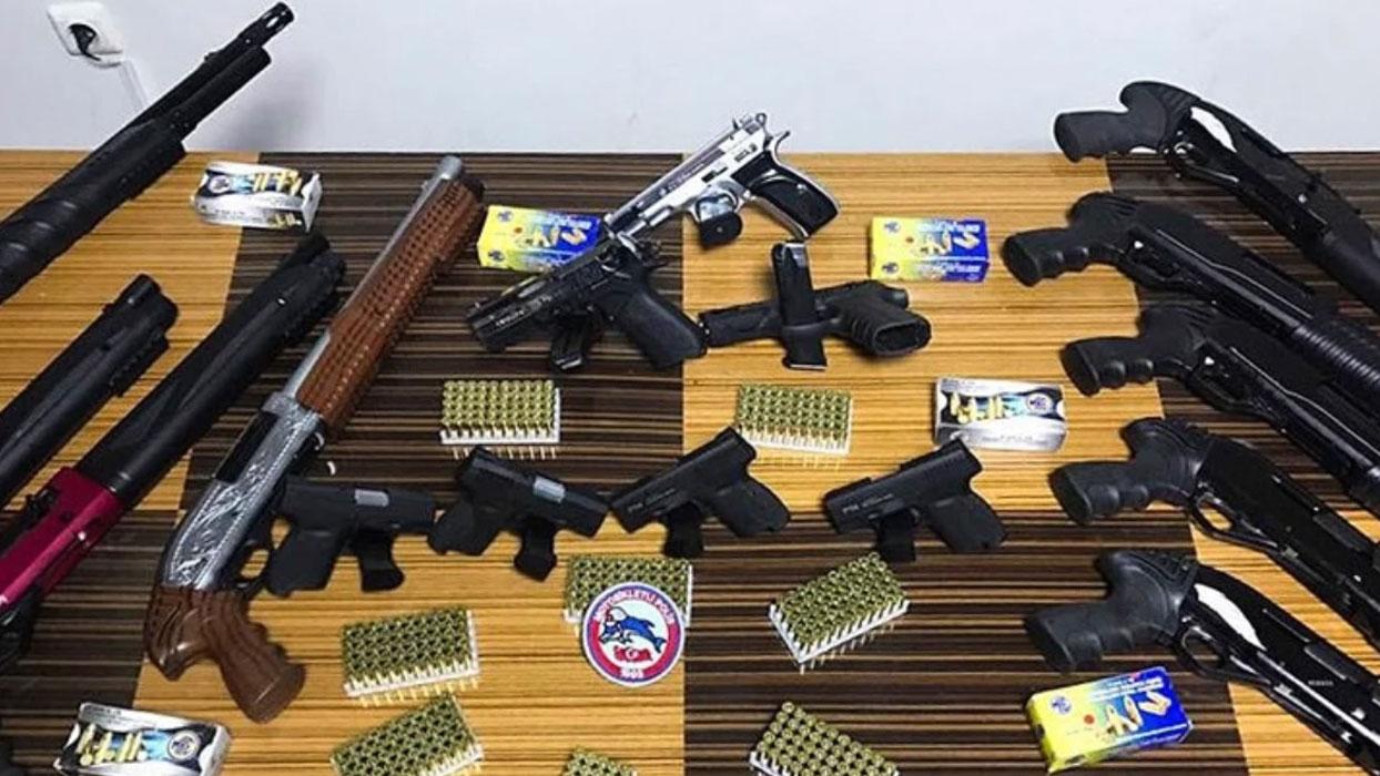 75 ilde ruhsatsız silah taşıyan şahıslara ve silah kaçakçılarına yönelik 4 gündür devam eden “Mercek-13” operasyonlarında; 641 ruhsatsız tabanca, 50 kurusıkıdan çevrilmiş tabanca, 19 uzun namlulu tüfek, 134 ruhsatsız av tüfeği olmak üzere toplam 844 silah ele geçirildi. Bin 31 şüpheli hakk