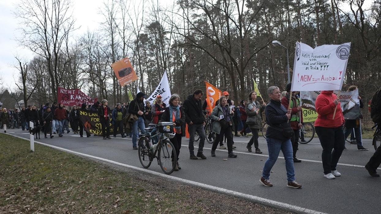 Almanya'da Tesla'nın giga fabrikasının genişleme planı protesto edildi