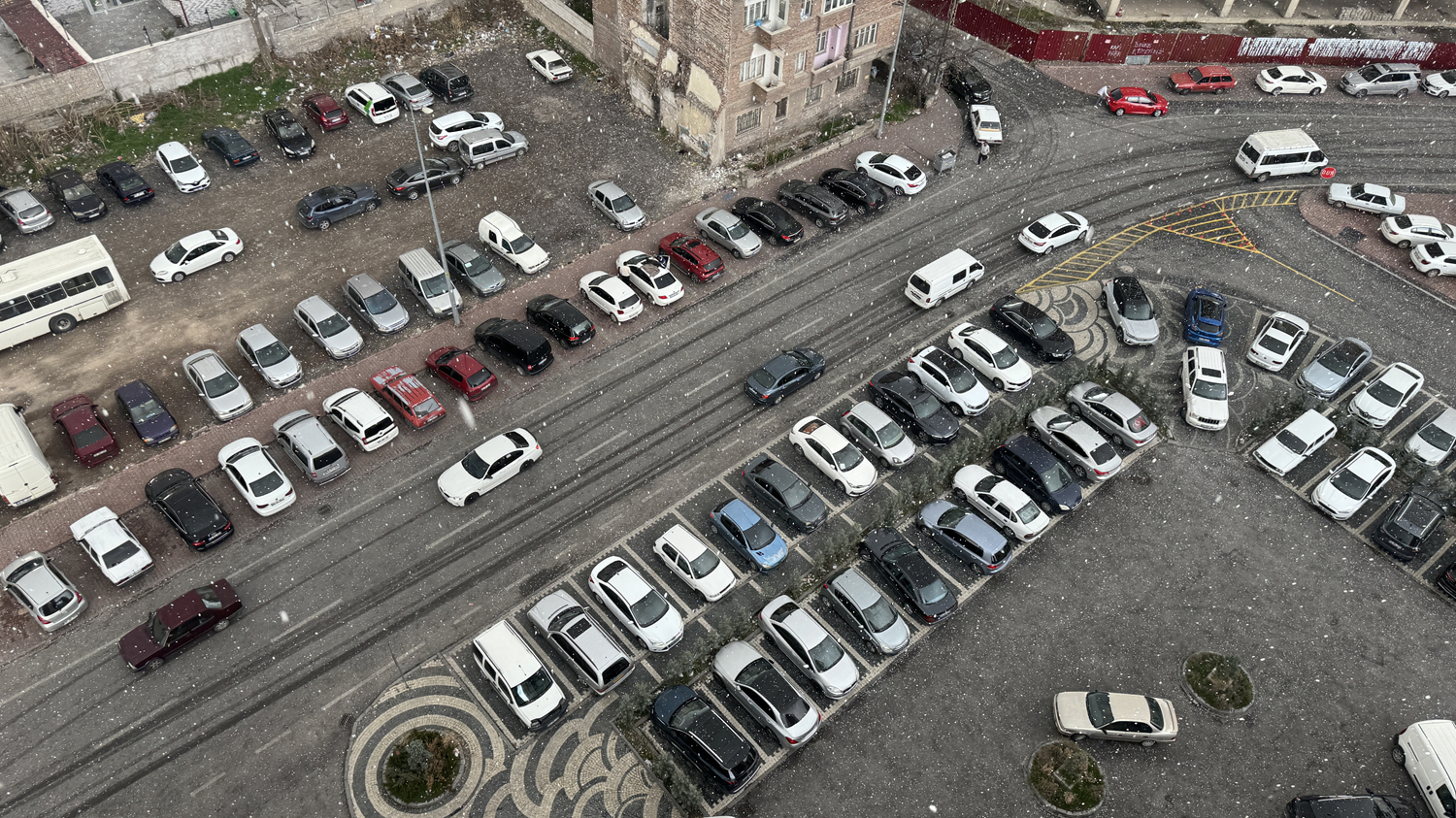 Kayseri'de aniden bastıran dolu, yaşamı olumsuz etkiledi