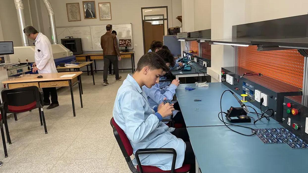 Özel Mesleki ve Teknik Anadolu Lisesi öğrencilerine verilecek maddi destek tutarı yeniden belirlendi