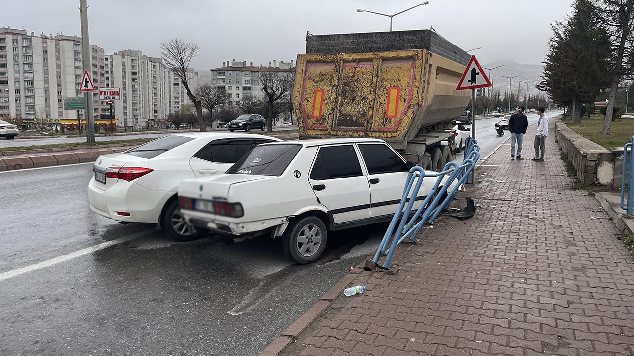 Kayseri'de iki otomobil tırın dorsesine çarptı: 5 yaralı