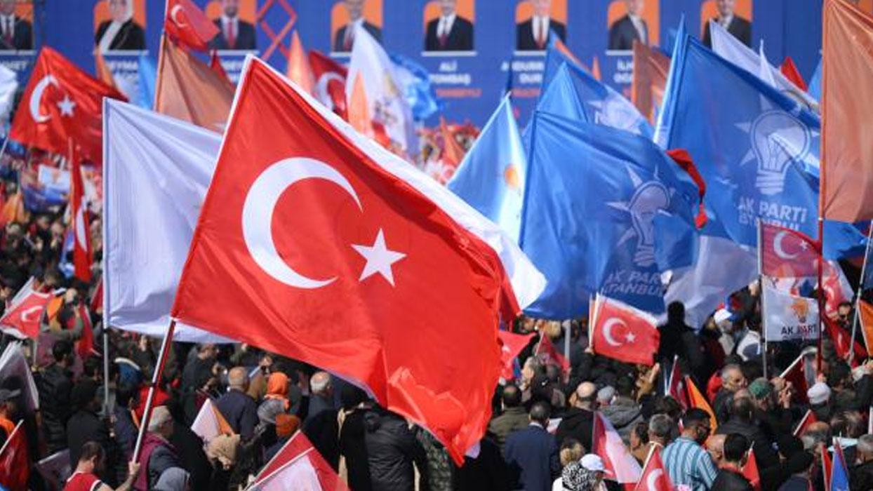 AK Parti'nin "Yeniden Büyük İstanbul Mitingi"nde "Gerçek Belediyecilik" videosu izletildi
