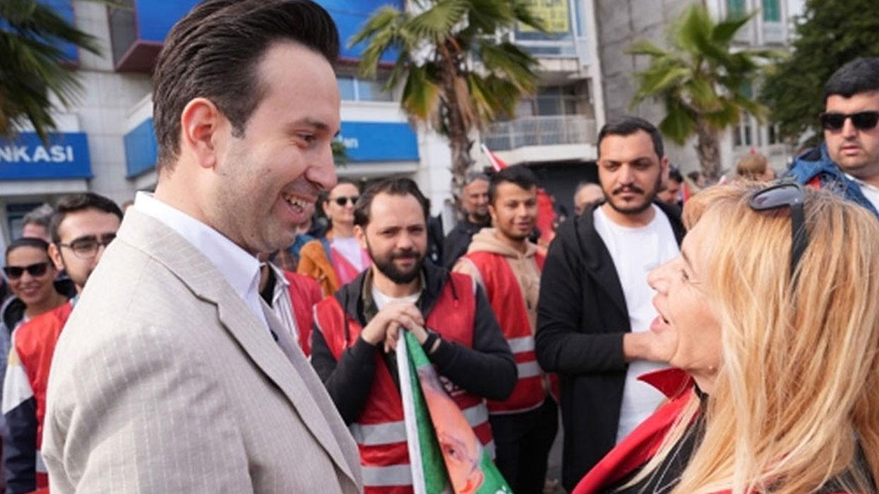 Özgür Özel'i bekleyen CHP'lilerden AK Parti Karşıyaka Belediye Başkan Adayı İsmail Çiftçioğlu'na övgü dolu sözler: "Gönlüm hep sende!"