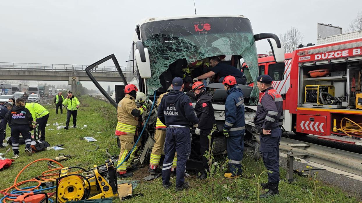 Düzce'de yolcu otobüsü kazası: 17 yaralı